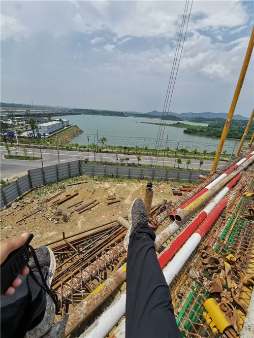 交城县作业中发生设备损坏或人员意外，责任怎么划分？